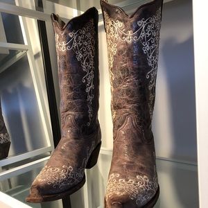 Corral Embroidered Cowboy Boots 🤎